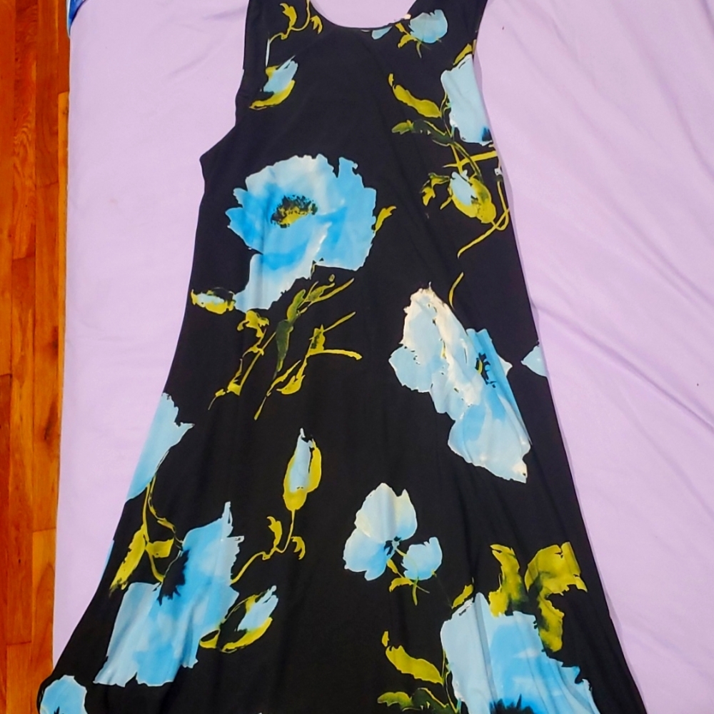 Its a very pretty floral dress 👗